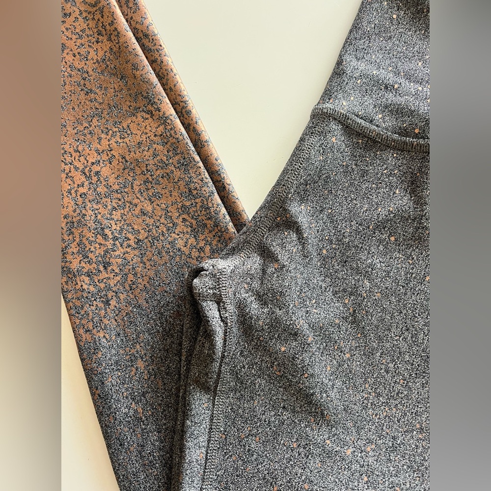 Beyond Yoga Glittering Gray and Rise Gold Leggings Size Small - Picture 4 of 7